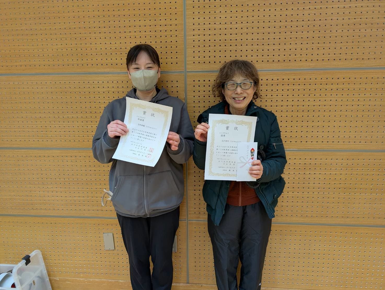 五反田・品川エリアの卓球クラブOverLight卓球道場の女性生徒2名が賞状を持って笑顔で記念撮影