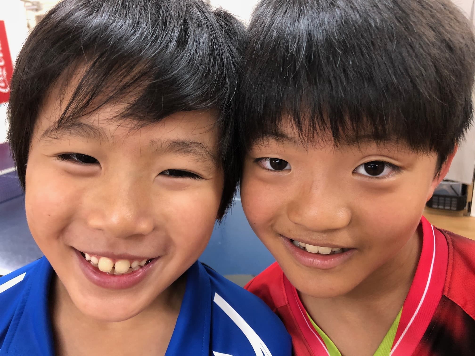 五反田・品川の卓球クラブOverLight卓球道場のジュニア教室の子どもたちの笑顔のアップ写真