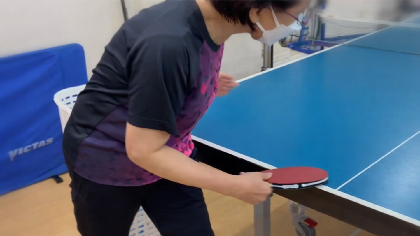 品川区西五反田のOverLight卓球道場の女性の生徒がサーブ練習に励む様子