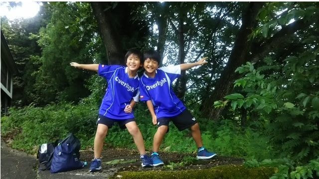 品川区西五反田のOverLight卓球道場のジュニア教室の生徒が合宿所で遊ぶ様子