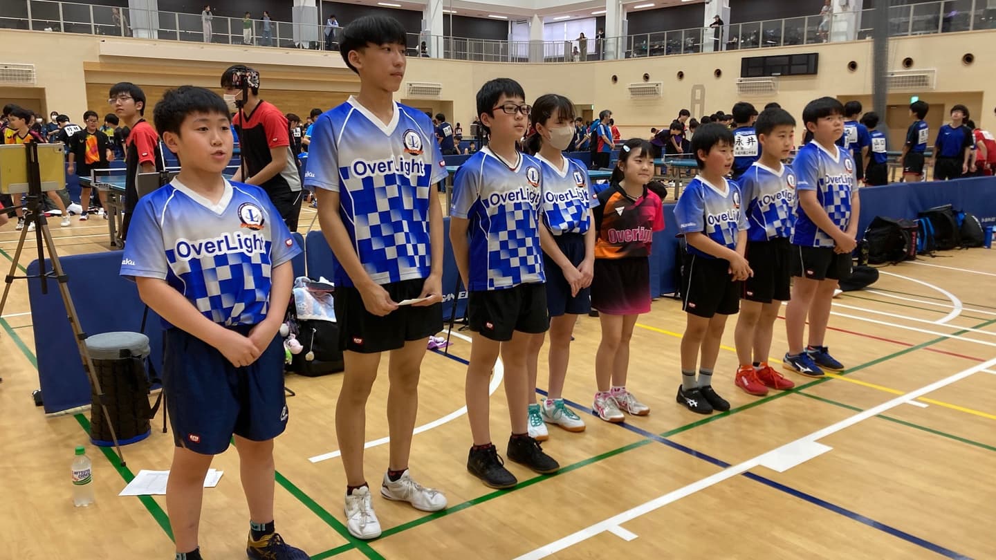 品川区西五反田のOverLight卓球道場のジュニア選手が試合前に整列している