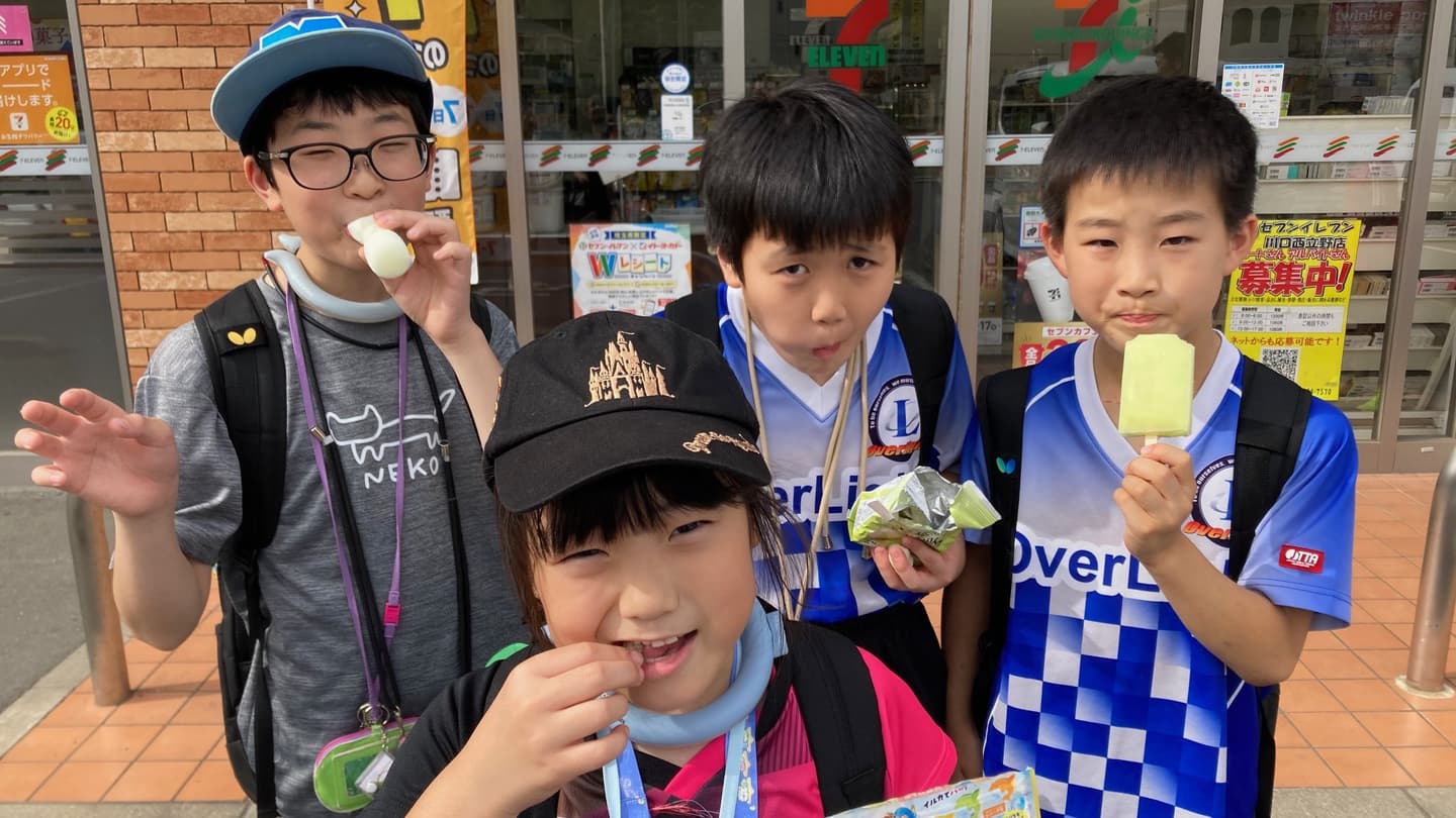 品川区西五反田のOverLight卓球道場のジュニア選手が試合の帰りにコンビニで軽食を食べている様子
